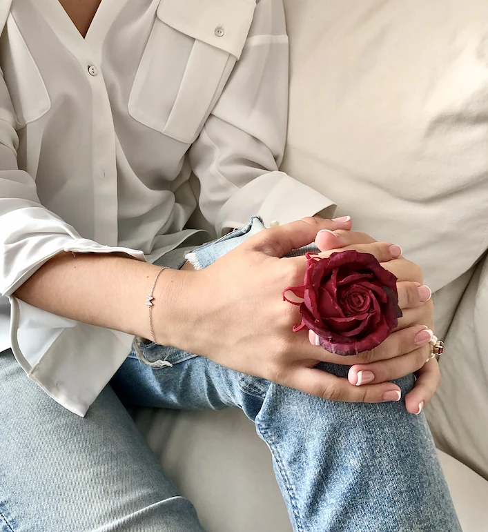 Девушка с браслетом, кольцом и розой