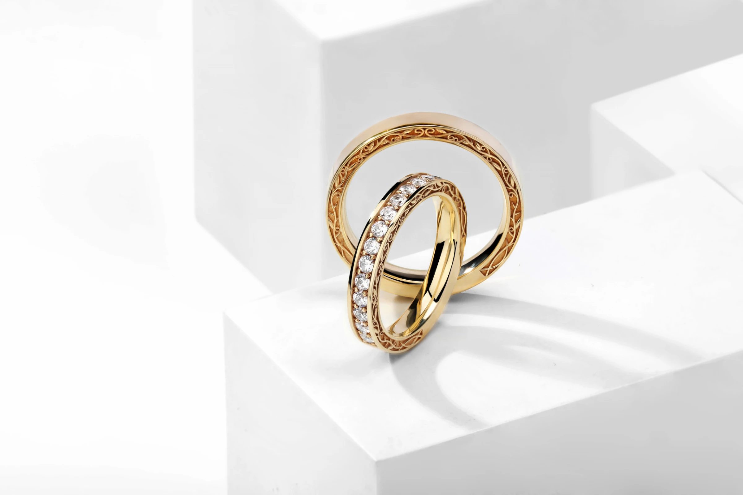 Узкие парные помолвочные кольца из желтого золота с небольшими бриллиантами