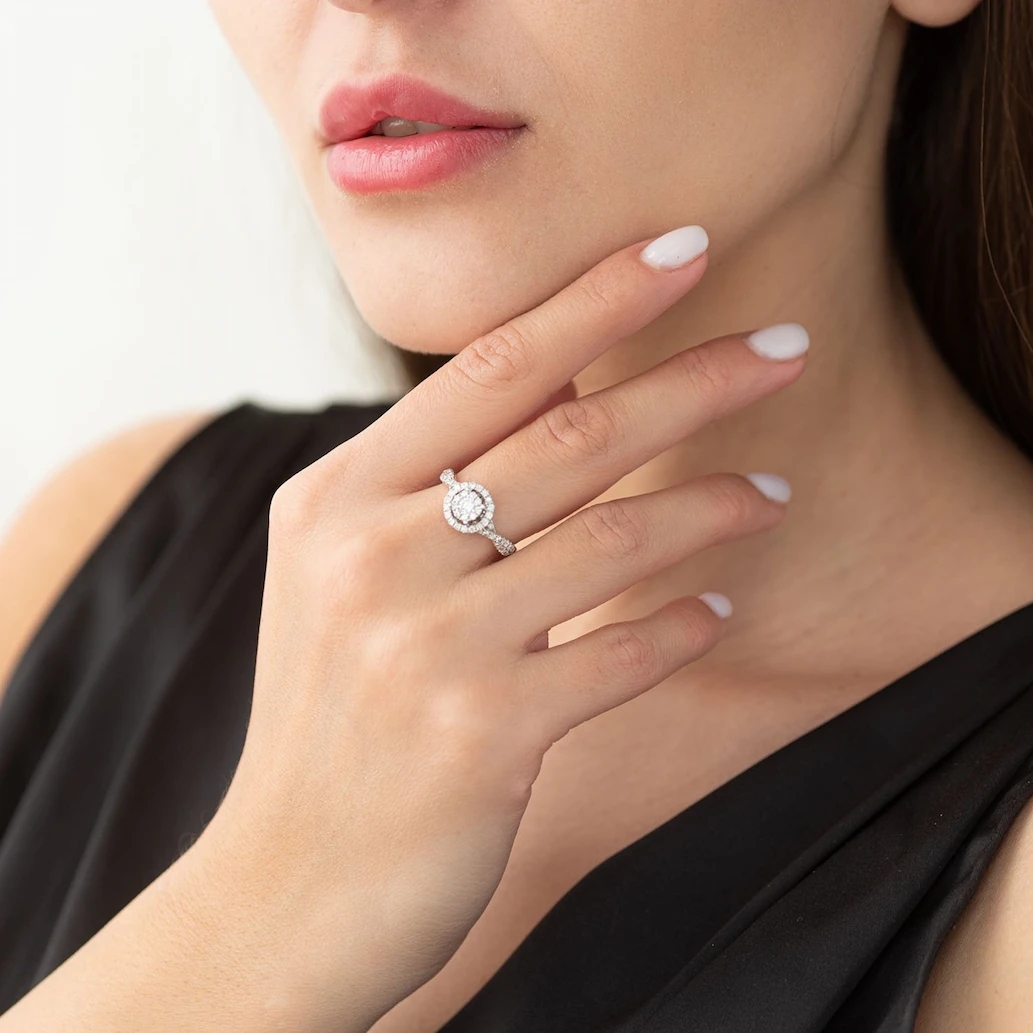 Кольцо с бриллиантами на женской руке